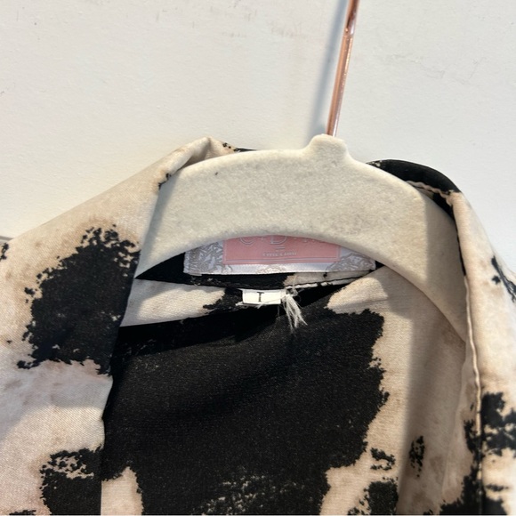 Adorable cow print silk blouse! - Picture 3 of 3